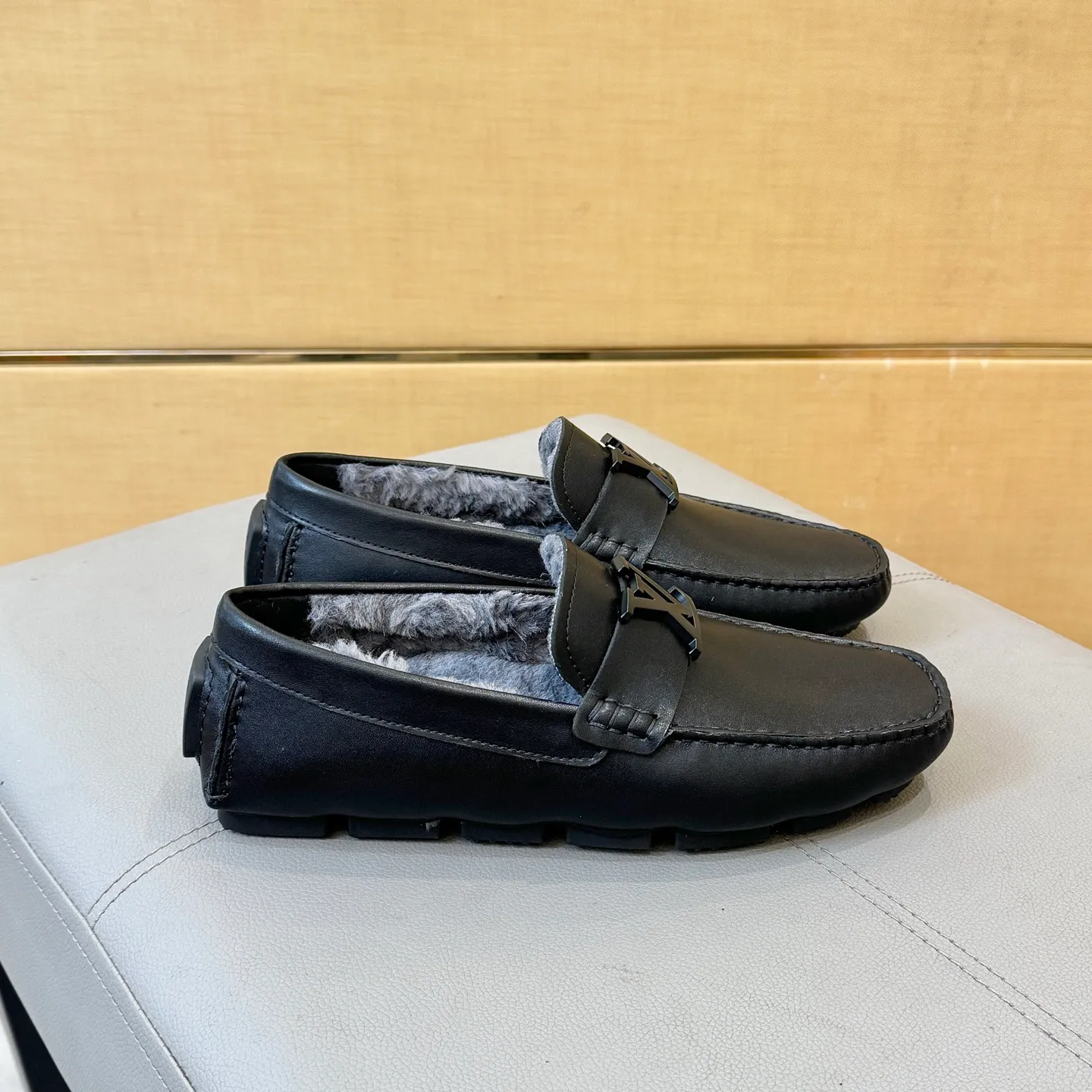 Factory price: 460💰【LV】Autumn and winter style fur integrated 2025 men's beanie shoes (top version on the market) calfskin ➕real wool lining original packaging. Size: 38-45
